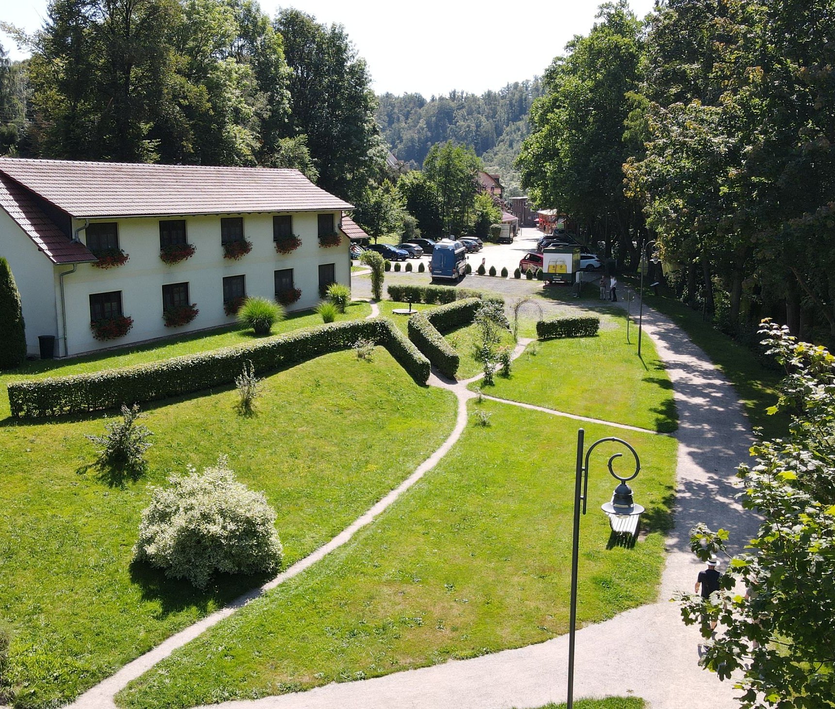 Das Hotel Zur Fernmühle an der Saale von oben